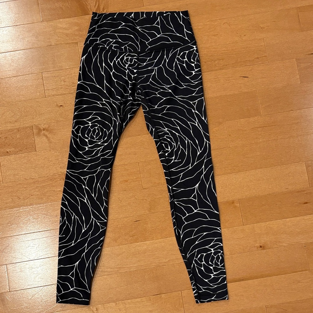 Mid-rise Lululemon Black and White Leggings